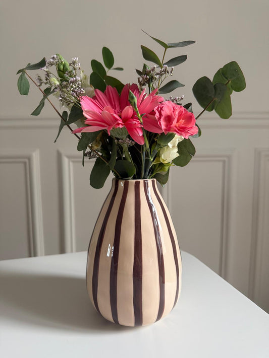Vase rayé marron et rose