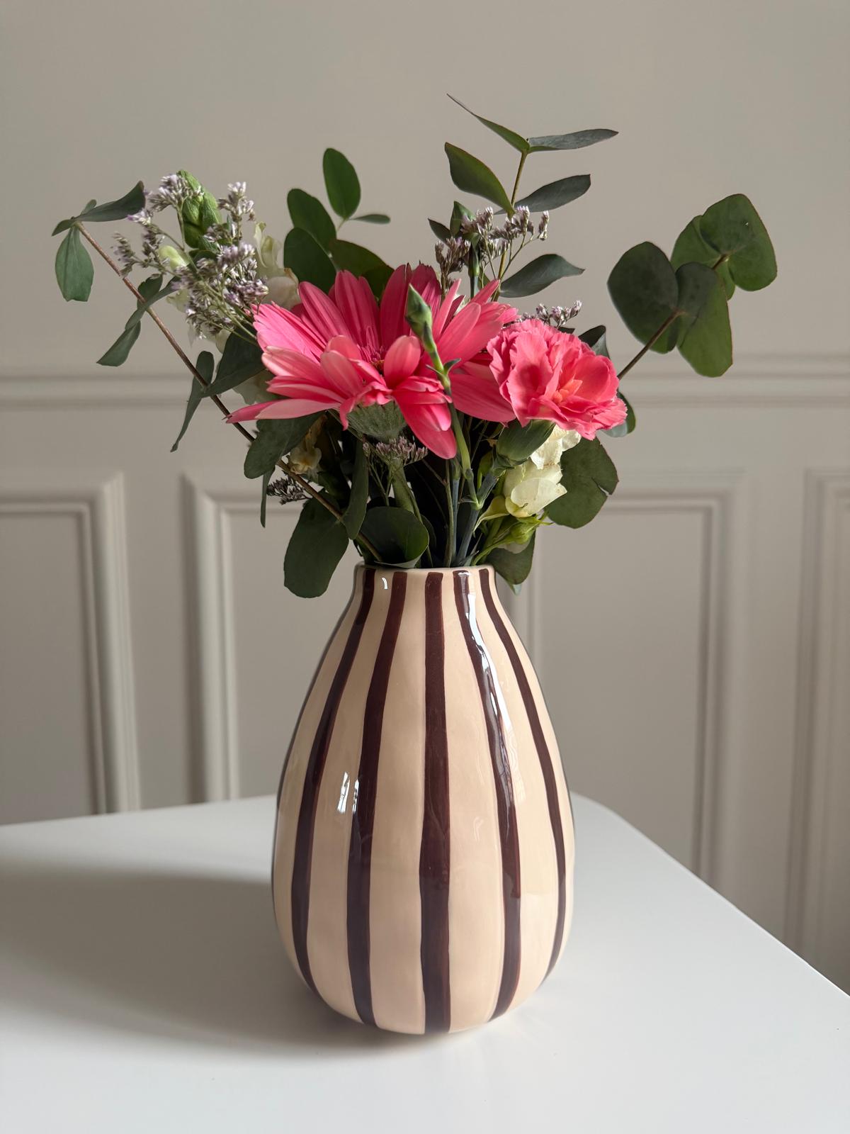 Vase rayé marron et rose