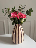 Vase rayé marron et rose