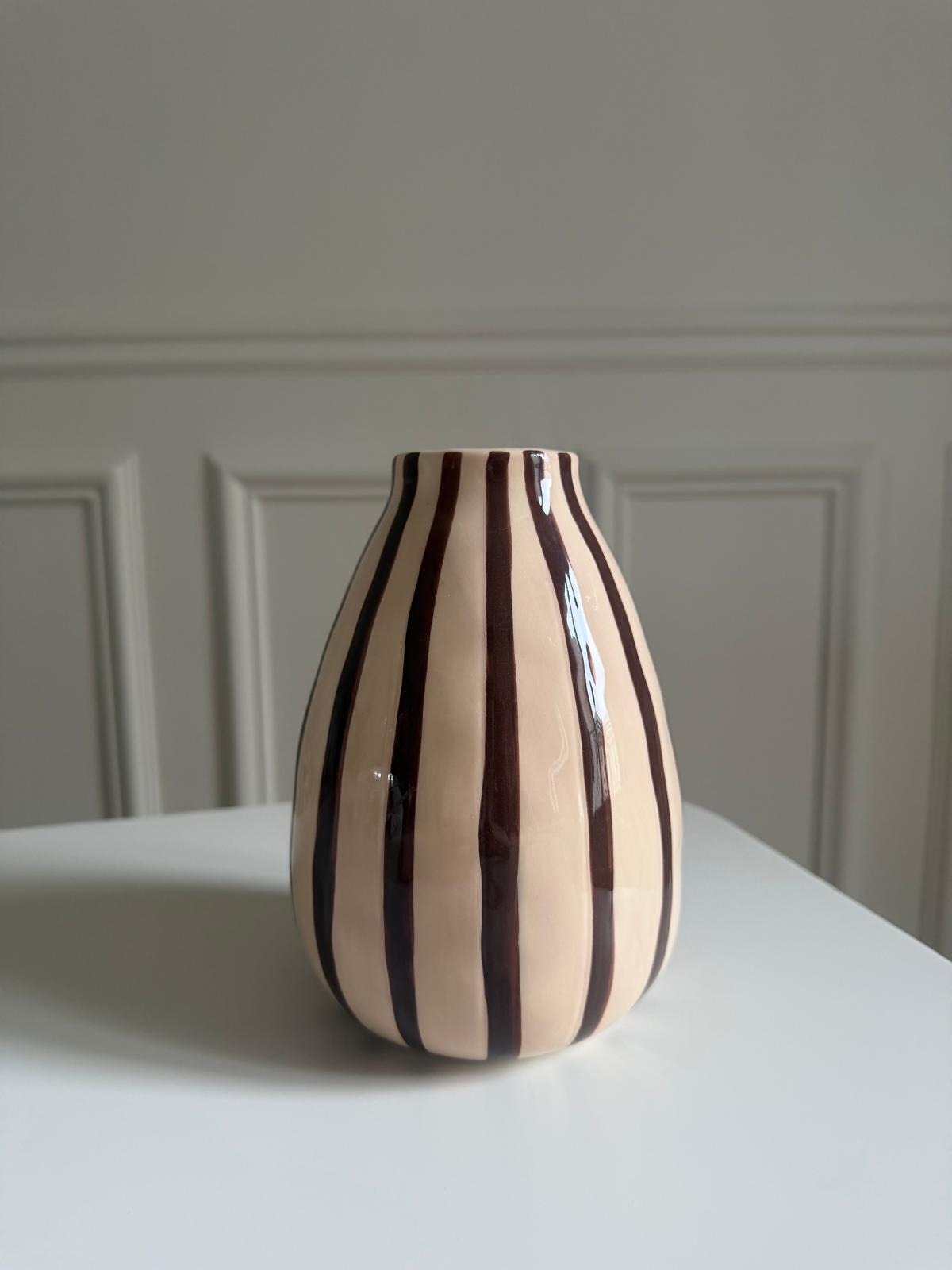 Vase rayé marron et rose