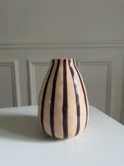 Vase rayé marron et rose