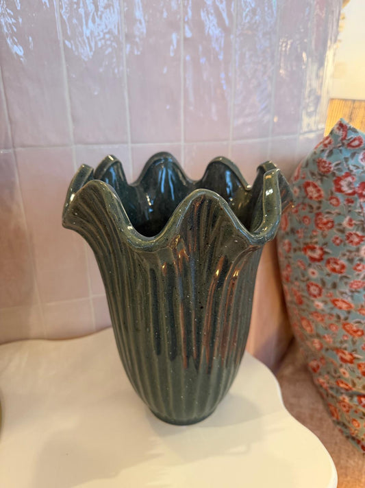 Vase vert ondulé moucheté