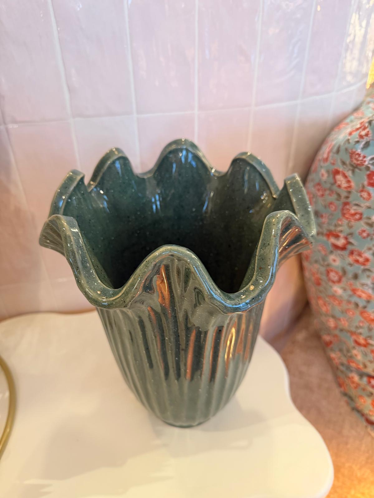 Vase vert ondulé moucheté